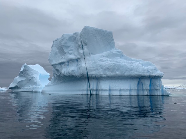 Vertical ice fizzure