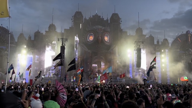 Porter Robinson breaking out the old school DotA by Basshunter (circa 2008)