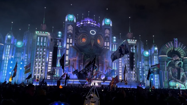 Porter Robinson playing Time to Pretend by MGMT...I love this song.