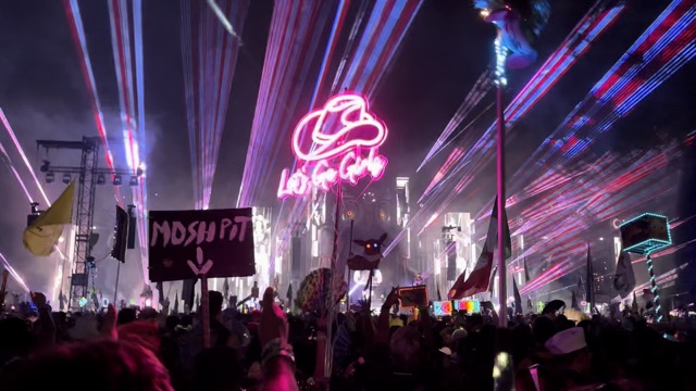 Gryffin playing Adele's Set Fire to the Rain