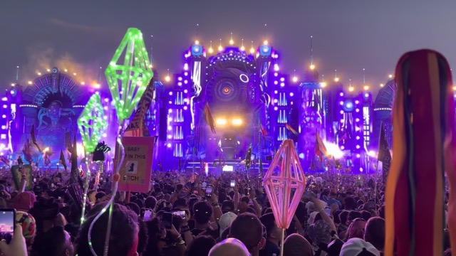 Tiësto playing Avicii's Wake Me Up