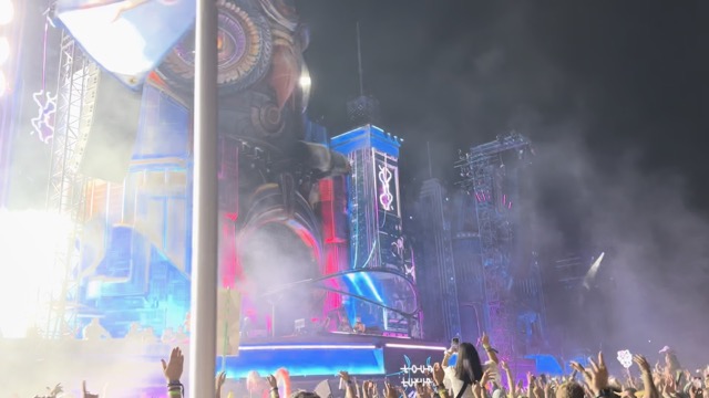 Loud Luxury performing Made in France (feat. Mercer) by DJ Snake, Tchami & Malaa