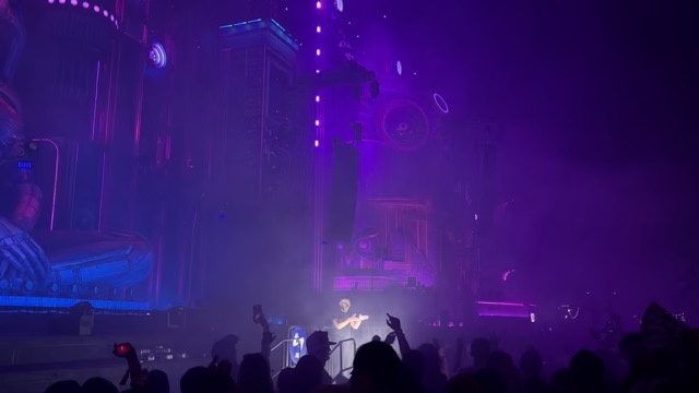 Zedd performing Heads Will Roll (Discotech Remix) [Mixed] by Yeah Yeah Yeahs