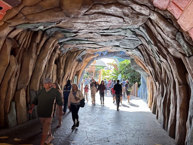 Tunnel from Super Nintendo World into Donkey Kong land