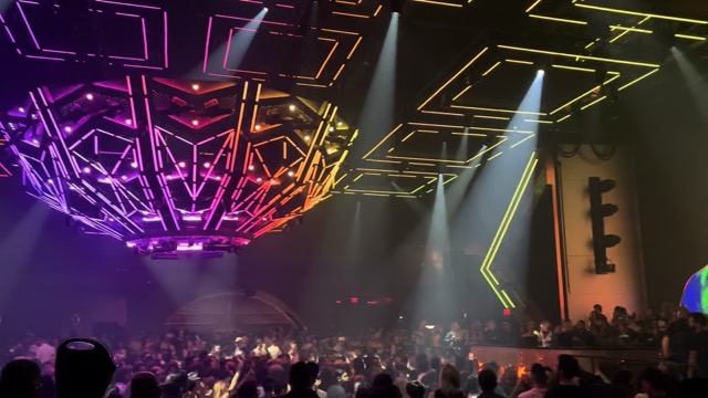 Alison Wonderland, showing off the cool lighting effects