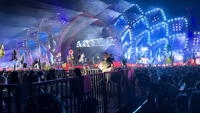 Cute ASL interpreter during ARMHMR's set