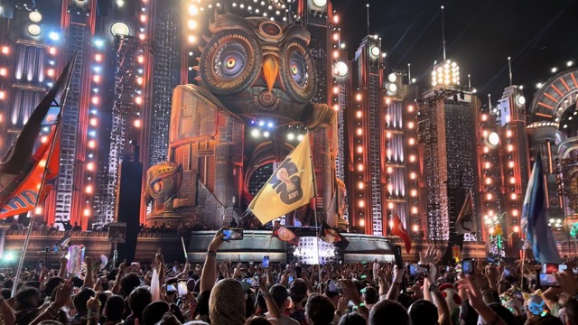 The crowd sings along to Titanium