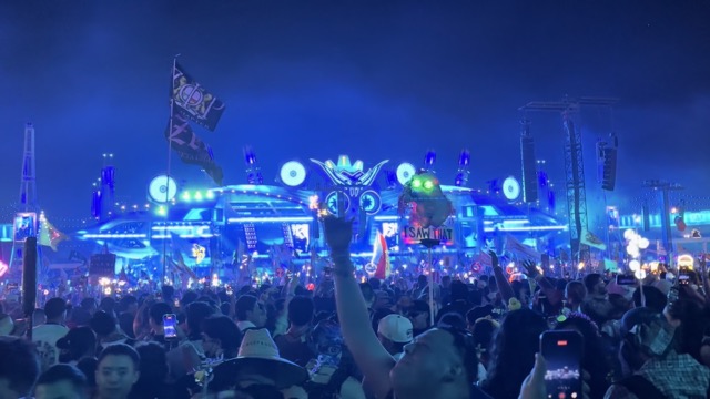 Hardwell playing Justin Bieber's Beauty and a Beat with Better Off Alone