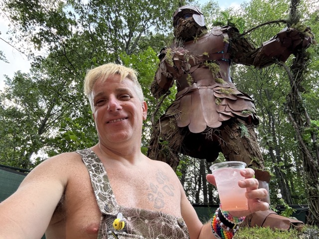 Selfie with one of my favorite art pieces, this huge metal sculpture who guards the forest