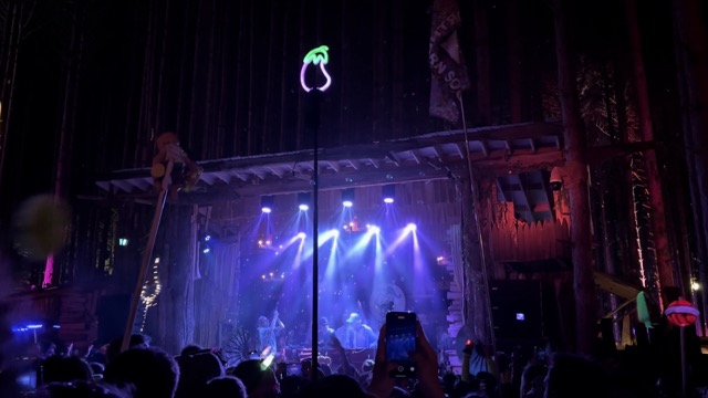 Louis the Child (Playground Set) sampling Messy