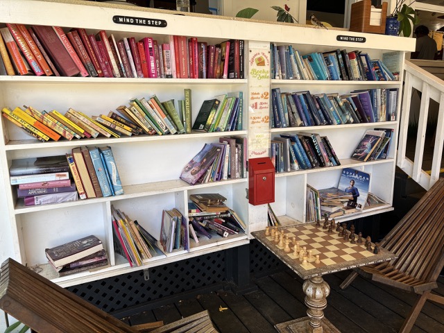 Library at the Kilauea Bakery... I appreciated that the books were sorted by color