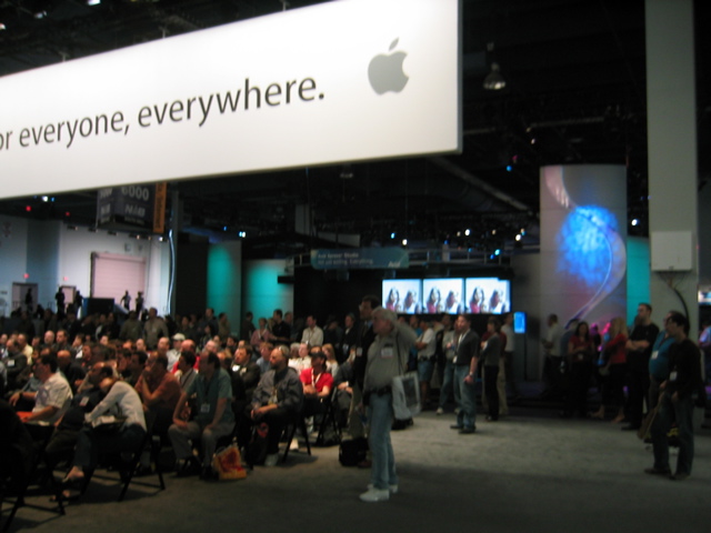 Lotsa people at our booth and nobody at Avid's!