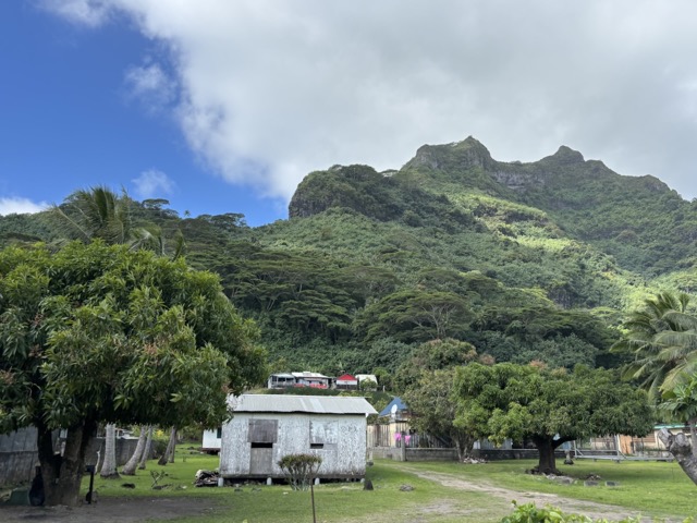 Looking up at the mountain from Route de Ceinture