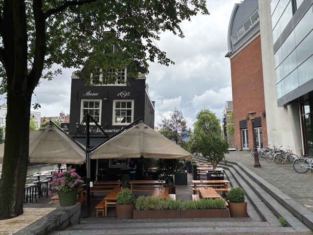 De Sluyswacht pub where the building is leaning a bit