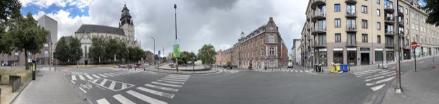 Along the Boulevard de l'empereur