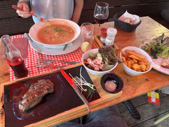 Lunch at Cave du Roy