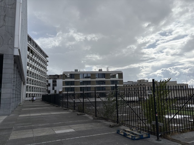 Taking shelter at the Uitzicht Brussel-congres during the rain