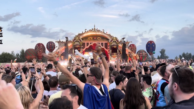 Oliver Helden's performing AVICII's Levels