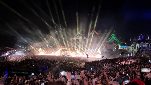 Martin Garrix playing one of my favorites, his remix of Someone You Loved