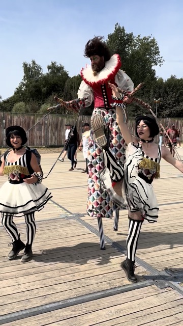 Street performers as marionettes