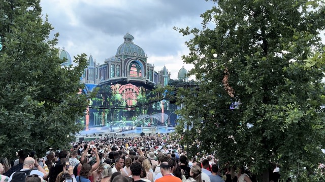 Checking out a few minutes of Lost Frequencies