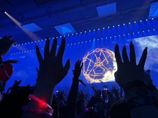 Hands up, hands up, hands up!