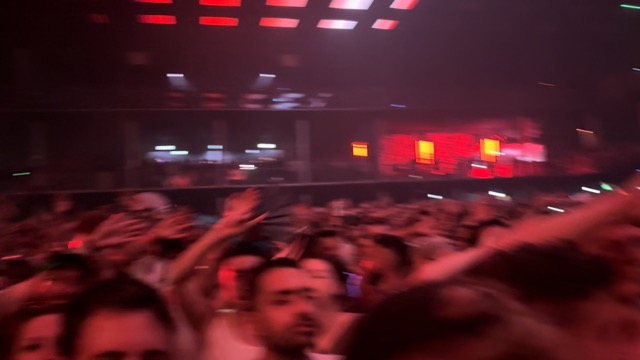 Armin having the crowd wave their hands
