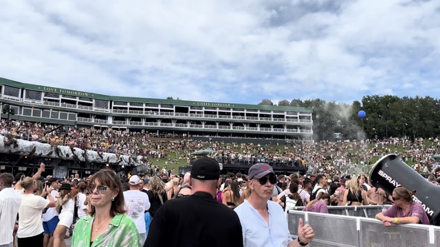 Entering the MainStage area while Maddix plays