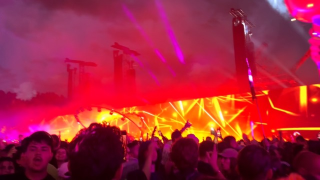 Fisher performing World, Hold On