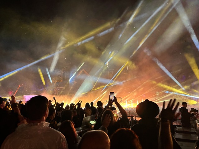 Yellow lights from MainStage